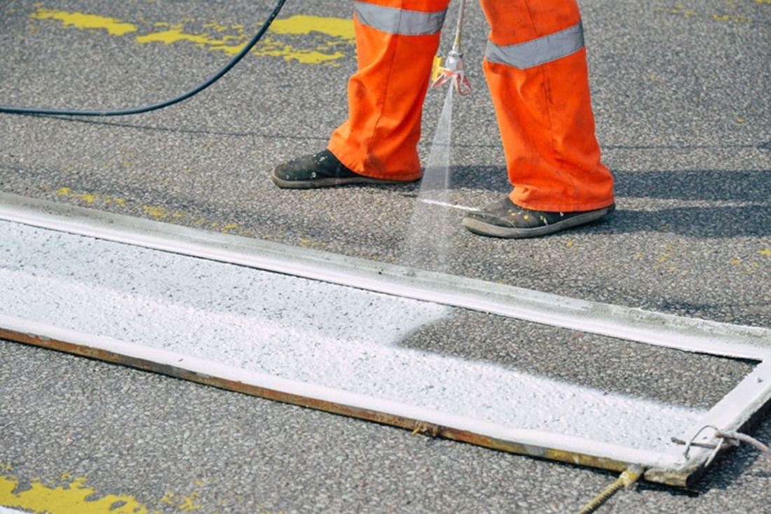 Как правильно наносится краска для дорожной разметки